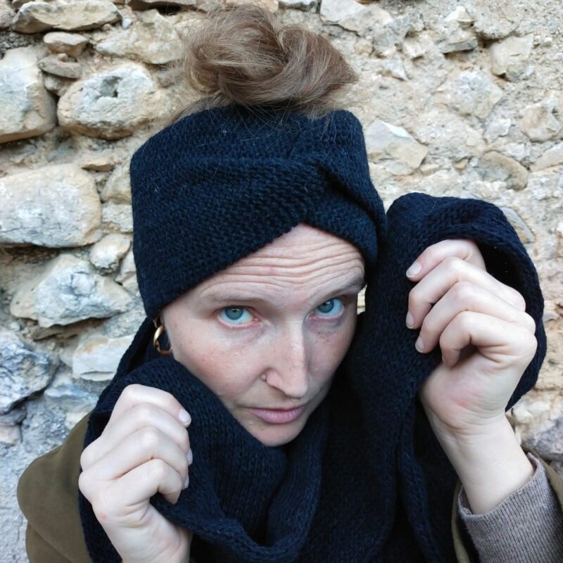 Fascia turbante in lana naturale tinta con campeggio